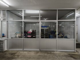 งานกั้นห้องด้วยกระจก อลูมิเนียมรูปแบบบานยกและประตูบานสวิง